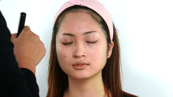 Trang điểm che khuyết điểm cho độc giả mặt góc cạnh 1